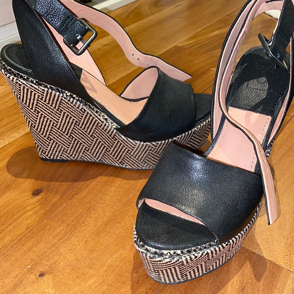 Black wedges